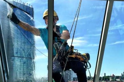 Akende pesu Skyproff Kõrgtööd Ehitusalpinism Tööstusalpinism Window cleaning at height