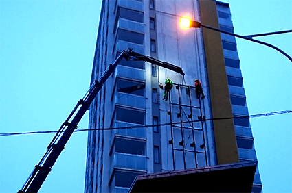 DSC 0690 Facade cleaning and maintenance at height