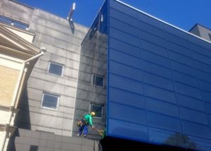 Eesti Pank kõrgtööd akende pesu 3 300x214 Dust removal